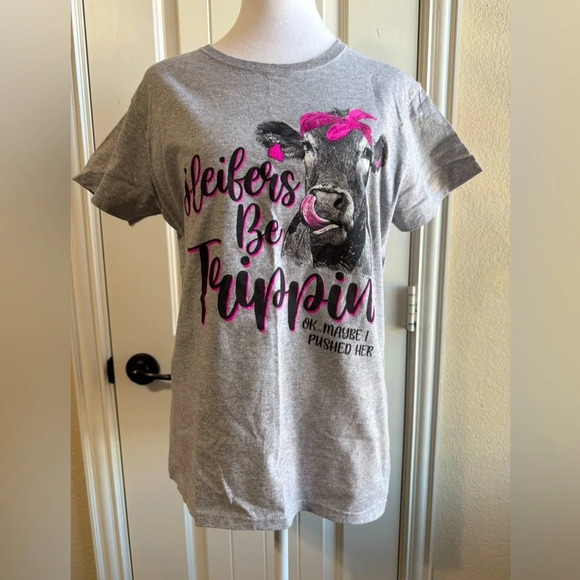 🩷 Heifers be tripping graphic women’s tee - Picture 1 of 3